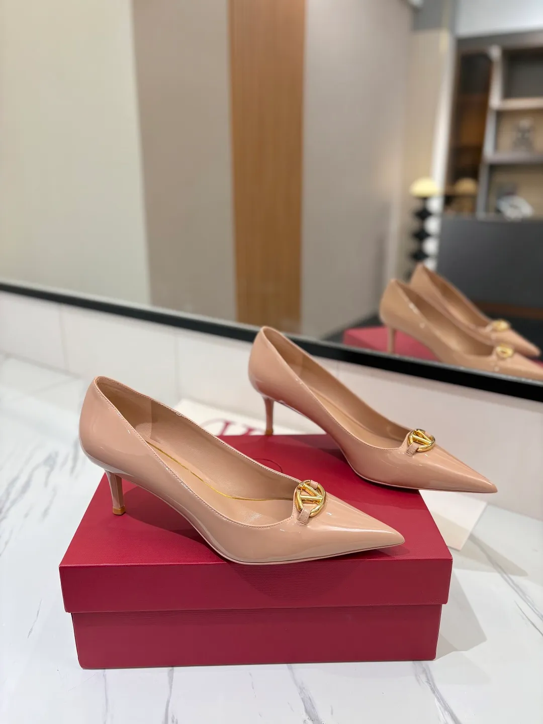 💕💕Factory direct selling price p520💕💕 VALENTINO’s hottest new high-heeled shoes, latest logo buckle, perfect combination with sexy pointed toe❤️‍🔥❤️‍🔥❤️‍🔥❤️‍🔥It is simply the pinnacle of summer fashion💖💖💖💖original replica Upper: patent leather, subleather Outsole: Italian leather outsole Heel height: 6.5cm Size: 35-39 (40 41 42 customized, non-refundable and non-exchangeable)